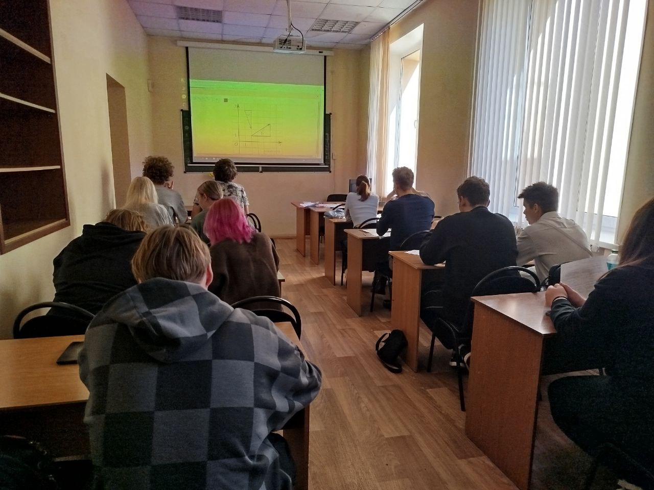 Университетская суббота" в Уральском филиале Финуниверситета: Елена Ивановна  Винтер провела занятие по подготовке к ЕГЭ по математике