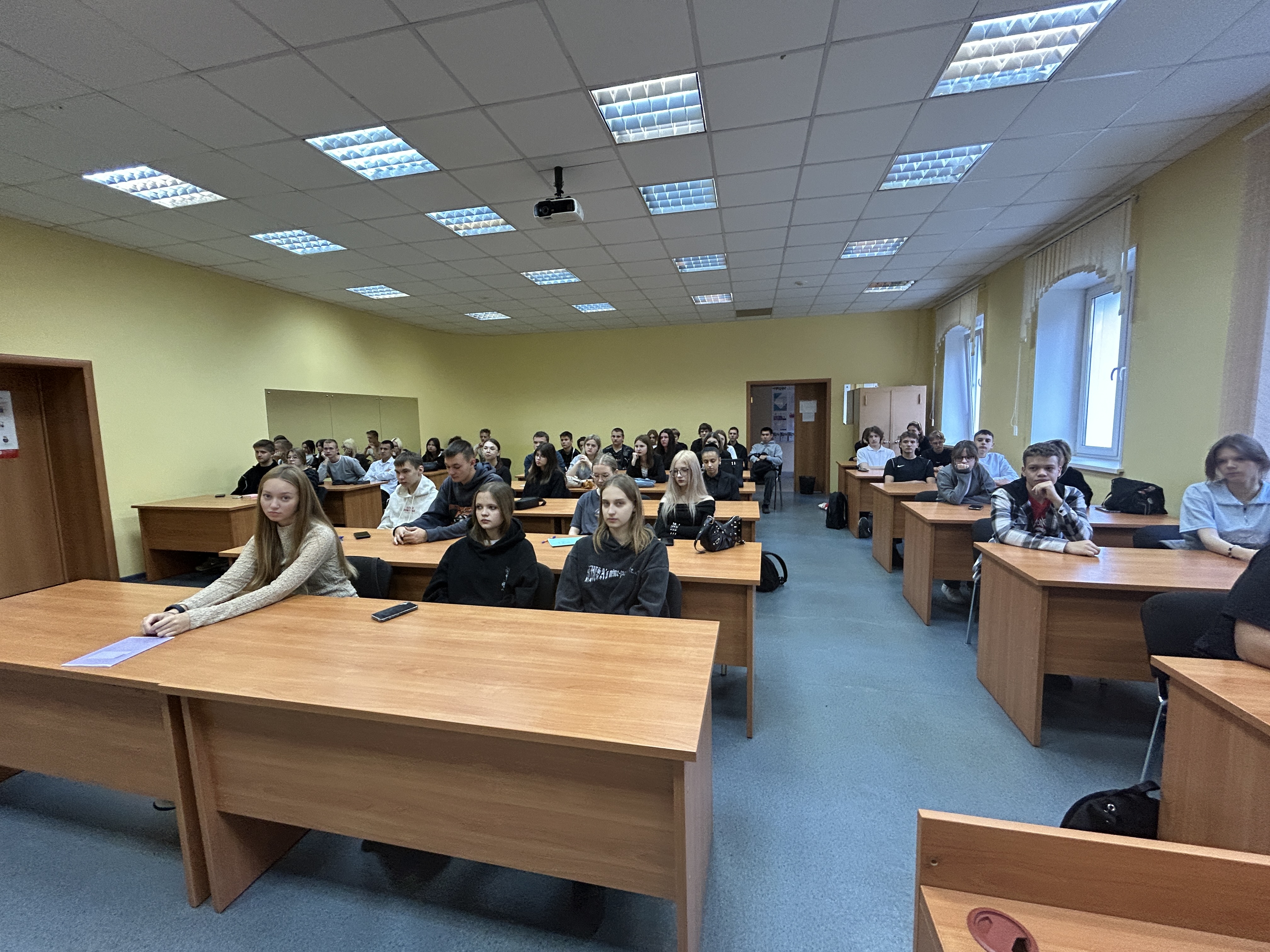 Университетские субботы: школьники погружаются в мир обществознания