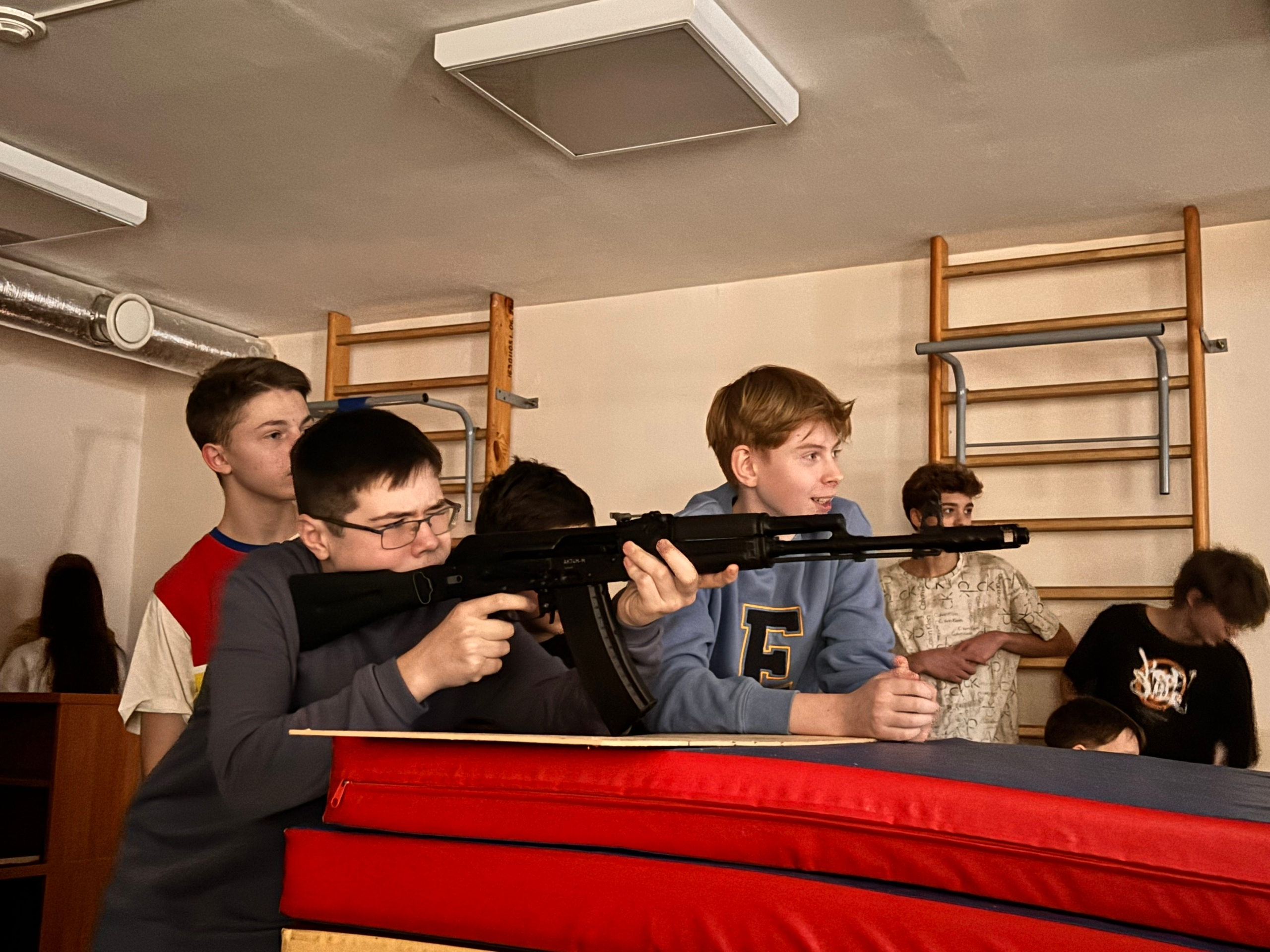  Сборка и разборка автомата Калашникова и стрельба в тире. Под чутким руководством старшего преподавателя кафедры, Утемишева Александра Геннадьевича