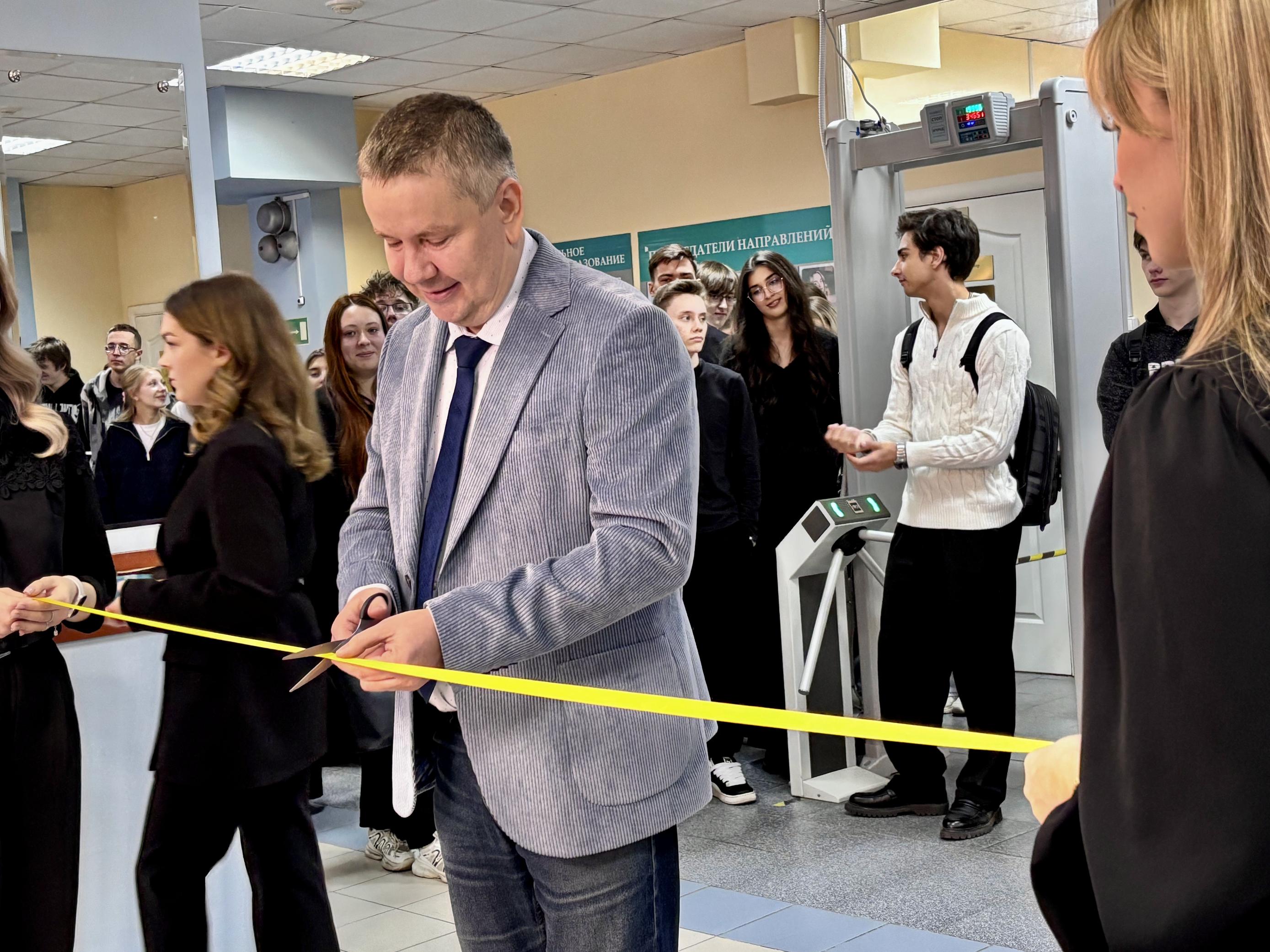 В Уральском филиале Финансового университета открылась выставка Банка России «Время и деньги» 